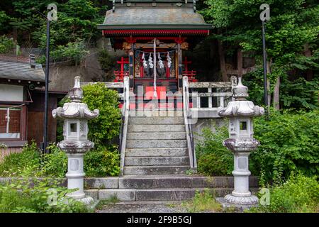 YAMANASHI, GIAPPONE, 27 2017 GIUGNO, un tradizionale santuario giapponese su un confine di foresta. Foto Stock