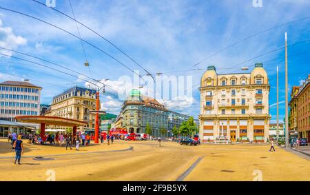 BIEL/BIENNE, SVIZZERA, 15 LUGLIO 2017: La gente sta passeggiando attraverso una strada nel centro principale di Biel/Bienne, Svizzera Foto Stock