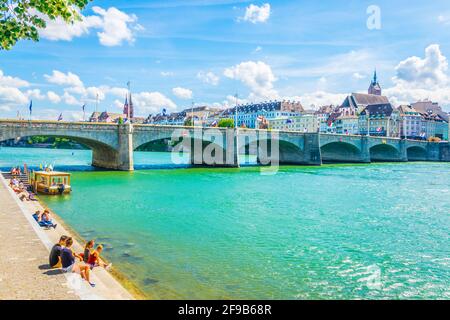 BASILEA, SVIZZERA, 14 LUGLIO 2017: La chiesa di Basler Münster e Saint martin si trova dietro il mittlere Brücke di Basilea, Svizzera Foto Stock