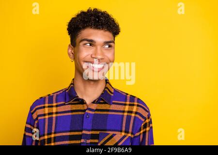Ritratto fotografico di un bel ragazzo che indossa un abito in plaid che guarda vuoto spazio isolato su uno sfondo di colore giallo vivace Foto Stock