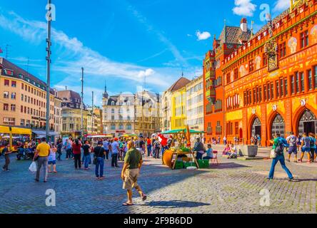 BASILEA, SVIZZERA, 14 LUGLIO 2017: Le persone passeggiano sul Marktplatz, di fronte al municipio rosso di Basilea, Svizzera Foto Stock
