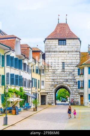 SOLOTHURN, SVIZZERA, 15 LUGLIO 2017: La gente entra nella città svizzera Solothurn attraverso Baseltor, Svizzera Foto Stock