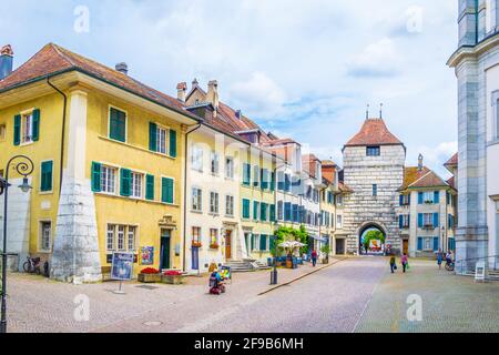 SOLOTHURN, SVIZZERA, 15 LUGLIO 2017: La gente entra nella città svizzera Solothurn attraverso Baseltor, Svizzera Foto Stock