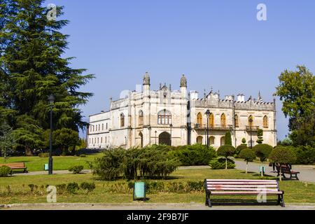 Vista panoramica del famoso Palazzo Dadiani a Zugdidi, Georgia sullo sfondo blu del cielo Foto Stock