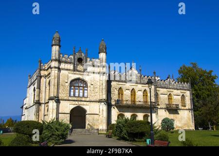 Vista panoramica del famoso Palazzo Dadiani a Zugdidi, Georgia, sullo sfondo blu del cielo Foto Stock