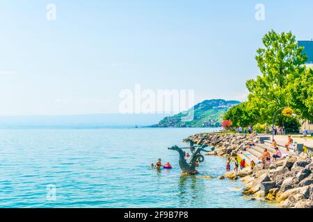 VEVEY, SVIZZERA, 18 LUGLIO 2017: Si nuota vicino a una statua di cavaliere su un cavalluccio marino vicino a Vevey, Svizzera Foto Stock