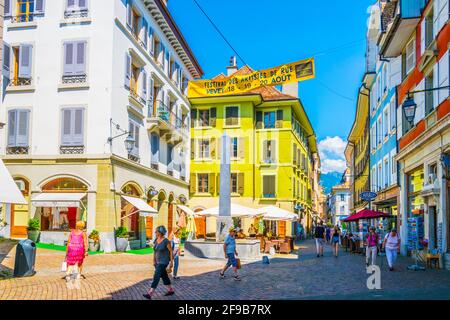 VEVEY, SVIZZERA, 18 LUGLIO 2017: Vista di una stradina nel centro storico di Vevey, Svizzera Foto Stock