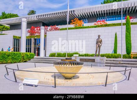 LOSANNA, SVIZZERA, 19 LUGLIO 2017: Fuoco eterno il Museo olimpico Internazionale di Losanna, Svizzera Foto Stock