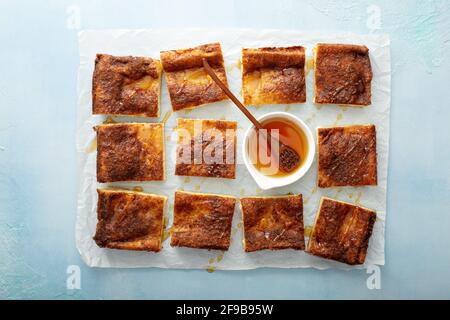 Barrette di Sopapilla cheesecake alla cannella con miele Foto Stock