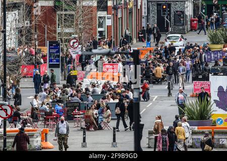 Manchester, Regno Unito. 16 Apr 2021. La gente accorrono nei pub e nei bar di Stevenson Square a Manchester. I pub e i ristoranti con spazio all'aperto sono stati autorizzati a riaprire, in quanto le restrizioni di blocco sono attenuate nel Regno Unito. Credit: SOPA Images Limited/Alamy Live News Foto Stock