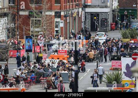 Manchester, Regno Unito. 16 Apr 2021. La gente accorrono nei pub e nei bar di Stevenson Square a Manchester. I pub e i ristoranti con spazio all'aperto sono stati autorizzati a riaprire, in quanto le restrizioni di blocco sono attenuate nel Regno Unito. Credit: SOPA Images Limited/Alamy Live News Foto Stock