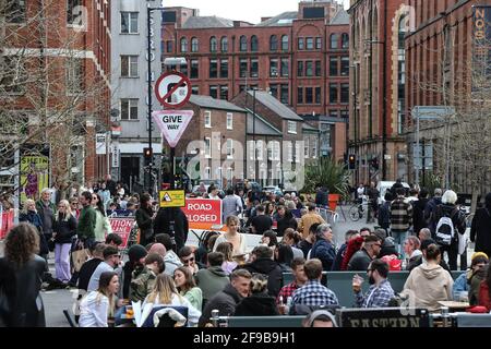 Manchester, Regno Unito. 16 Apr 2021. La gente accorrono nei pub e nei bar di Stevenson Square a Manchester. I pub e i ristoranti con spazio all'aperto sono stati autorizzati a riaprire, in quanto le restrizioni di blocco sono attenuate nel Regno Unito. Credit: SOPA Images Limited/Alamy Live News Foto Stock