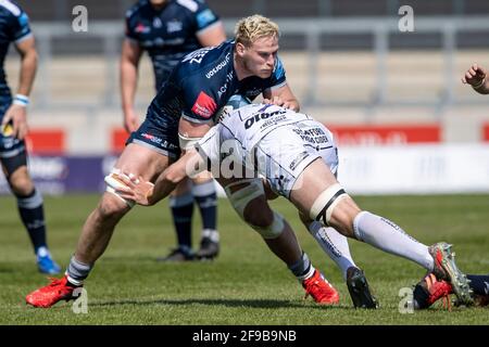 17 aprile 2021; AJ Bell Stadium, Salford, Lancashire, Inghilterra; Inglese Premiership Rugby, vendita squali contro Gloucester; JP du Preez di vendita squali è affrontato Foto Stock