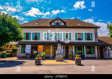 YVOIRE, Francia, 21 LUGLIO 2017: Ufficio Turistico in Yvoire situato vicino al lago di Ginevra Foto Stock