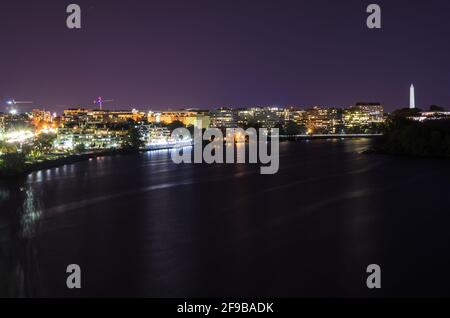 Lo skyline di Washington DC da un ponte sul fiume Potomac di notte Foto Stock