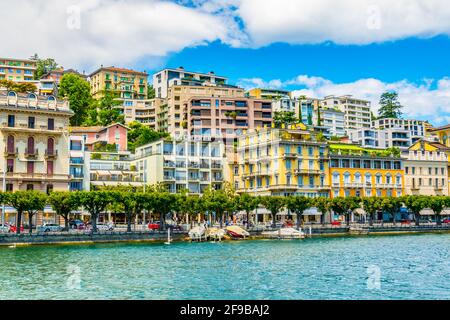 LUGANO, SVIZZERA, 25 LUGLIO 2017: La città vecchia di Lugano si affaccia sul lago di Lugano in Svizzera Foto Stock