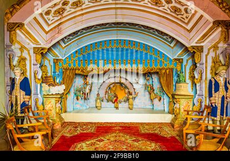 ISOLA MADRE, ITALIA, 27 LUGLIO 2017: Teatro dei burattini al Palazzo Borromeo sull'Isola Madre, Italia Foto Stock