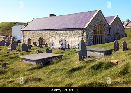 La chiesa di St Hywyn ad Aberdaron, Galles del Nord, è una chiesa parrocchiale risalente al 12 ° secolo. Durante il Medioevo e più tardi era un insediamento clas. Foto Stock