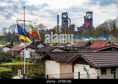 Giardini di assegnazione lungo l'autostrada A42, associazione di assegnazione giardini Emschertal, Emscherschnellweg, a Duisburg-Beeck, barriera antirumore, vista sulla Th Foto Stock