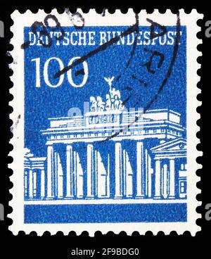 MOSCA, RUSSIA - 24 SETTEMBRE 2019: Francobollo stampato in Germania mostra porta di Brandeburgo, Berlino, serie, circa 1967 Foto Stock