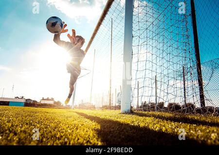 Giocatore di calcio in azione sullo stadio di calcio - portiere Cattura la palla - concetto di campionato di calcio e sport Foto Stock