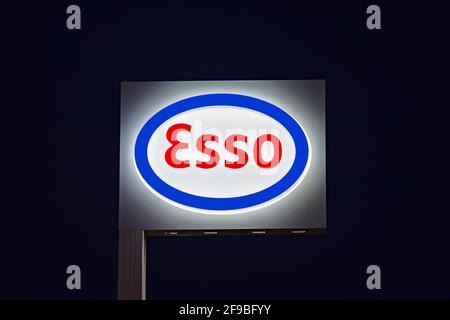 Il logo esso Standard Oil è illuminato sulla stazione di servizio dell'azienda ad Imperia, Italia Foto Stock