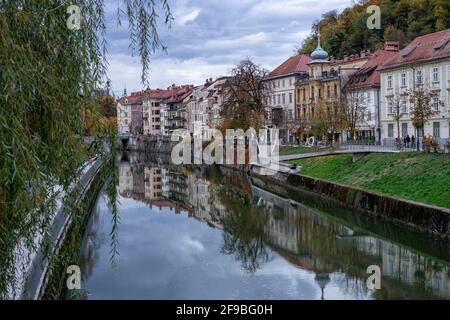 Tranquillo fiume Lubijanica che scorre attraverso il centro di Lubiana Foto Stock