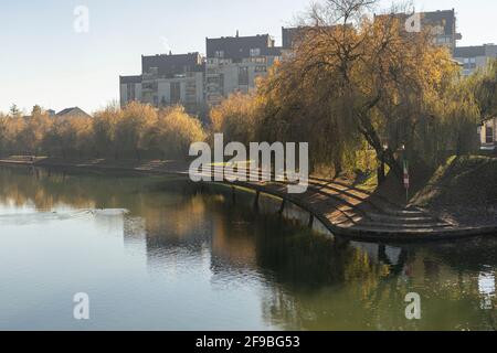 Tranquillo fiume Lubijanica che scorre attraverso il centro di Lubiana Foto Stock