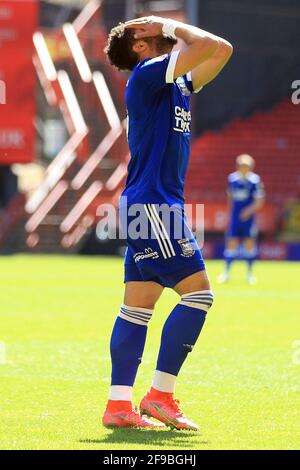 Londra, Regno Unito. 17 Apr 2021. Keanan Bennets della città di Ipswich viene espulso dopo aver perso un colpo in gol. EFL Skybet football League One match, Charlton Athletic contro Ipswich Town at the Valley di Londra sabato 17 aprile 2021. Questa immagine può essere utilizzata solo per scopi editoriali. Solo per uso editoriale, è richiesta una licenza per uso commerciale. Nessun utilizzo nelle scommesse, nei giochi o nelle pubblicazioni di un singolo club/campionato/giocatore. pic by Steffan Bowen/Andrew Orchard sports photography/Alamy Live news Credit: Andrew Orchard sports photography/Alamy Live News Foto Stock