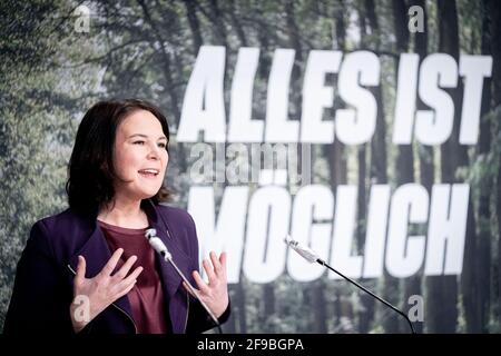 Potsdam, Germania. 17 Apr 2021. Annalena Baerbock, presidente federale di Bündnis 90/Die Grünen, parla ai partecipanti alla conferenza dei delegati dello stato digitale di Bündnis 90/Die Grünen Brandenburg. Baerbock è il primo candidato dei Verdi di Brandeburgo per le elezioni federali del 2021. Credit: Kay Nietfeld/dpa/Alamy Live News Foto Stock