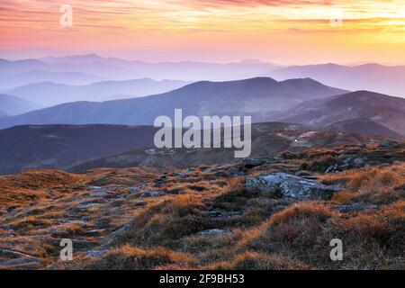 Panorama con interessante alba illumina i dintorni. Paesaggio con belle montagne e pietre. Fantastico scenario autunnale. Località turistica C Foto Stock