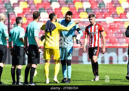 LONDRA. REGNO UNITO. 17 APRILE: David Raya di Brentford si congratula con Bartosz Bialkowski di Millwall dopo la partita del campionato Sky Bet tra Brentford e Millwall al Brentford Community Stadium di Brentford sabato 17 aprile 2021. (Credit: Ivan Yordanov | MI News) Credit: MI News & Sport /Alamy Live News Foto Stock