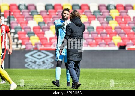 LONDRA. REGNO UNITO. 17 APRILE: Bartosz Bialkowski di Millwall stringe le mani con il manager di Brentford Thomas Frank dopo la partita del campionato Sky Bet tra Brentford e Millwall al Brentford Community Stadium di Brentford sabato 17 aprile 2021. (Credit: Ivan Yordanov | MI News) Credit: MI News & Sport /Alamy Live News Foto Stock