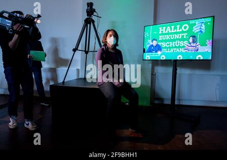 Potsdam, Germania. 17 Apr 2021. Annalena Baerbock, presidente federale di Bündnis 90/Die Grünen, attende per la sua presenza alla conferenza dei delegati dello stato digitale di Bündnis 90/Die Grünen Brandenburg. Baerbock è il primo candidato dei Verdi di Brandeburgo per le elezioni federali del 2021. Credit: Kay Nietfeld/dpa/Alamy Live News Foto Stock