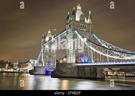 Una foto notturna di Tower Bridge a Londra. Foto Stock