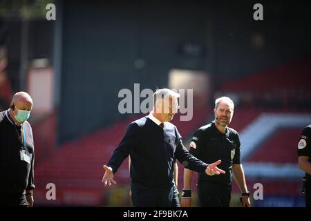 LONDRA, REGNO UNITO. 17 APRILE Nigel Adkins manager di Charlton Athletic dopo il fischio finale durante la partita Sky Bet League 1 tra Charlton Athletic e Ipswich Town alla Valley, Londra sabato 17 aprile 2021. (Credit: Tom West | MI News) Credit: MI News & Sport /Alamy Live News Foto Stock