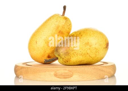 Due pere biologiche gialle chiare, mature, succose, dolci su un vassoio di bambù rotondo, primo piano, su sfondo bianco. Foto Stock