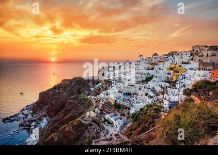 Bella vista tramonto a Santorini, Grecia durante l'estate Foto Stock