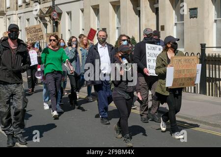 Abbey Courtyard, Bath, Regno Unito. 17 Apr 2021. I manifestanti si riuniscono nel cortile dell'abbazia di Bath per esprimere il malcontento nei governi che cambiano il diritto di protesta. Questa è oggi una delle tante proteste in tutto il Regno Unito. Credit: JMF News/Alamy Live News Foto Stock