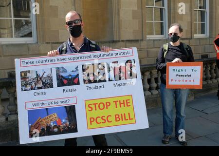 Abbey Courtyard, Bath, Regno Unito. 17 Apr 2021. I manifestanti si riuniscono nel cortile dell'abbazia di Bath per esprimere il malcontento nei governi che cambiano il diritto di protesta. Questa è oggi una delle tante proteste in tutto il Regno Unito. Credit: JMF News/Alamy Live News Foto Stock