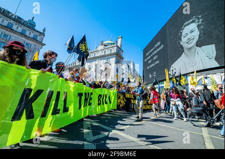 Londra, Regno Unito. 17 Apr 2021. Uccidere la protesta Bill passa un HRH il Principe Filippo, Duca di Edimburgo tributo sulla Piccadilly Lights, Piccadilly Circus. La protesta è da parte di persone arrabbiate per la nuova legislazione chiamata polizia, crimine, condanna e tribunali Bill, che darebbe alla polizia più poteri per imporre restrizioni alle proteste. La protesta è stata sostenuta da diversi gruppi tra cui la ribellione estinzione e Black Lives Matter. Ha cominciato a Wellington Arch ed è stato seguito da una marcia attraverso Westminster. Credit: Guy Bell/Alamy Live News Foto Stock