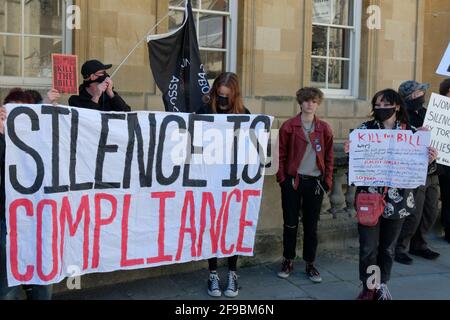 Abbey Courtyard, Bath, Regno Unito. 17 Apr 2021. I manifestanti si riuniscono nel cortile dell'abbazia di Bath per esprimere il malcontento nei governi che cambiano il diritto di protesta. Questa è oggi una delle tante proteste in tutto il Regno Unito. Credit: JMF News/Alamy Live News Foto Stock