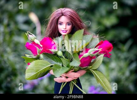 Tambov, Federazione Russa - 12 Giugno 2020 Barbie con bouquet grande di rose rosse all'aperto. Foto Stock