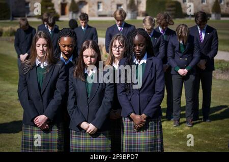 Gli alunni dell'ex scuola del Duca di Edimburgo, Gordonstoun a Moray, osservano il silenzio di un minuto nel giorno dei suoi funerali. I funerali del Duca di Edimburgo si svolgono nella St George's Chapel, presso il Castello di Windsor, nel Berkshire. Data immagine: Sabato 17 aprile 2021. Foto Stock