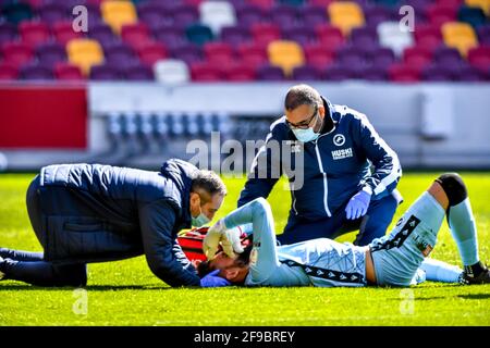 Londra, Regno Unito. 17 Apr 2021. Bartosz Bialkowski of Millwall riceve un trattamento dopo uno scontro durante la partita EFL Sky Bet Championship tra Brentford e Millwall al Brentford Community Stadium di Londra, Inghilterra, il 17 aprile 2021. Foto di Phil Hutchinson. Solo per uso editoriale, è richiesta una licenza per uso commerciale. Nessun utilizzo nelle scommesse, nei giochi o nelle pubblicazioni di un singolo club/campionato/giocatore. Credit: UK Sports Pics Ltd/Alamy Live News Foto Stock