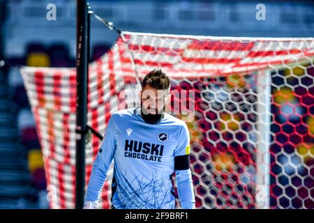 Londra, Regno Unito. 17 Apr 2021. Bartosz Bialkowski di Millwall durante la partita EFL Sky Bet Championship tra Brentford e Millwall al Brentford Community Stadium di Londra, Inghilterra, il 17 aprile 2021. Foto di Phil Hutchinson. Solo per uso editoriale, è richiesta una licenza per uso commerciale. Nessun utilizzo nelle scommesse, nei giochi o nelle pubblicazioni di un singolo club/campionato/giocatore. Credit: UK Sports Pics Ltd/Alamy Live News Foto Stock