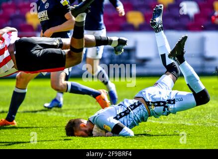 Londra, Regno Unito. 17 Apr 2021. Bartosz Bialkowski of Millwall cade durante la partita EFL Sky Bet Championship tra Brentford e Millwall al Brentford Community Stadium di Londra, Inghilterra, il 17 aprile 2021. Foto di Phil Hutchinson. Solo per uso editoriale, è richiesta una licenza per uso commerciale. Nessun utilizzo nelle scommesse, nei giochi o nelle pubblicazioni di un singolo club/campionato/giocatore. Credit: UK Sports Pics Ltd/Alamy Live News Foto Stock