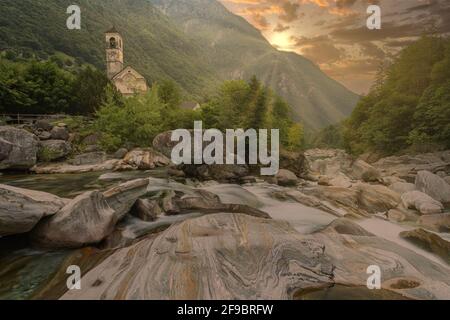 Bella ripresa di tramonto su un ruscello con rocce a Laverpezzo, Ticino, Svizzera Foto Stock