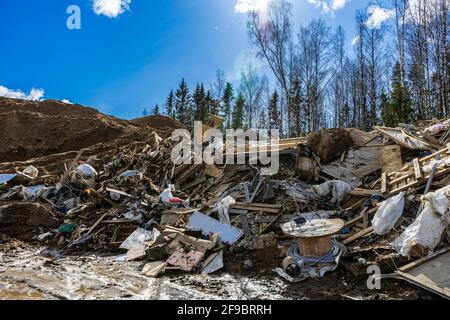 Discarica di rifiuti di costruzione e rifiuti in natura. Inquinamento ambientale. Discarica illegale dei rifiuti di costruzione Foto Stock