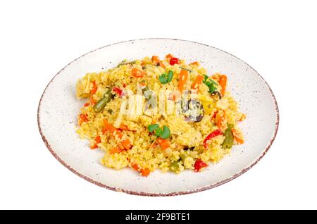 Tabbouleh tradizionale di insalata arabica con couscous, verdure in piatto isolato su sfondo bianco. Studio foto Foto Stock